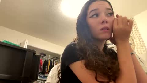 Snapshot of kylieexoxoxo2432 chatting on 11.19.25 Kylie online show from 11.19.25