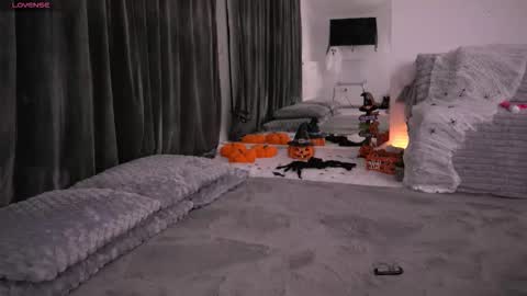 Snapshot of kyliejoyce chatting on 10.22.25 Kylie online show from 10.22.25