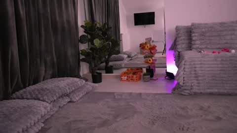 Snapshot of kyliejoyce chatting on 11.13.25 Kylie online show from 11.13.25