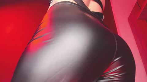 Snapshot of kyliemaxwell chatting on 10.10.25 K Y L I E online show from 10.10.25