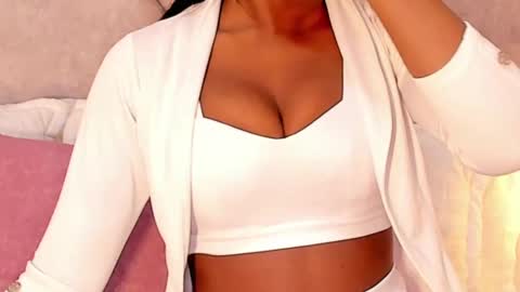 Snapshot of kyliiecooper chatting on 09.30.25 Kylie Cooper online show from 09.30.25