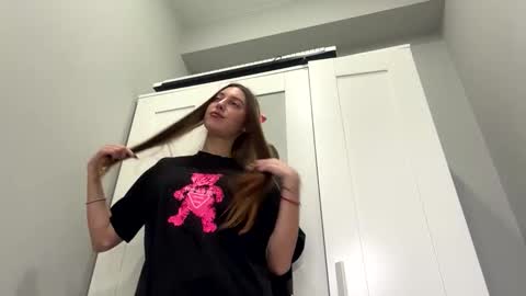 Snapshot of kymberlyrosenlof chatting on 02.26.26 Selena online show from 02.26.26