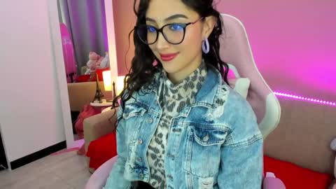Kym Giraldo online show from 01.12.25