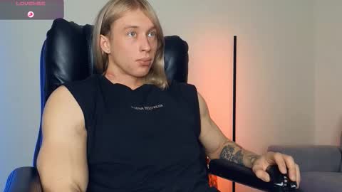 Snapshot of l_adonis_l chatting on 11.04.25 Adonis online show from 11.04.25