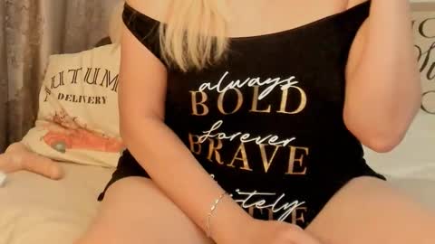 Snapshot of ladyjanyne chatting on 10.18.25 ladyjanyne online show from 10.18.25