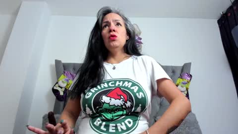 Snapshot of lailacastillomilf chatting on 12.12.24 Lailacastillo online show from 12.12.24