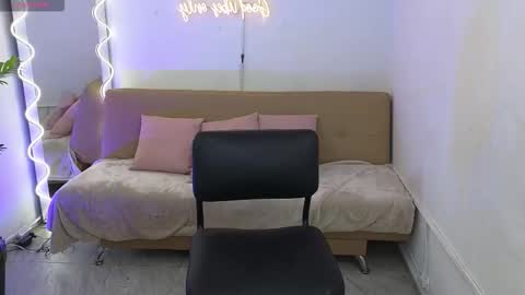 Snapshot of lalalutsy_tay chatting on 10.13.25 Lala online show from 10.13.25