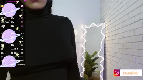 Snapshot of lalalutsy_tay chatting on 10.19.25 Lala online show from 10.19.25