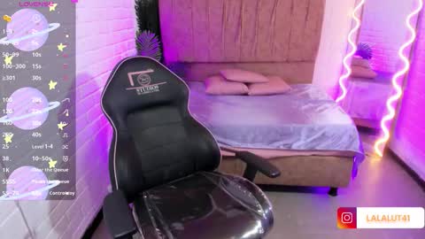 Snapshot of lalalutsy_tay chatting on 11.04.25 Lala online show from 11.04.25