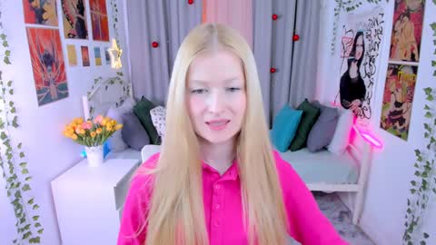 Snapshot of laly_peach chatting on 12.13.24 Laly online show from 12.13.24