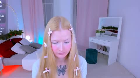 Snapshot of laly_peach chatting on 12.21.24 Laly online show from 12.21.24