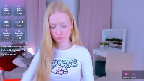 Snapshot of laly_peach chatting on 12.21.24 Laly online show from 12.21.24