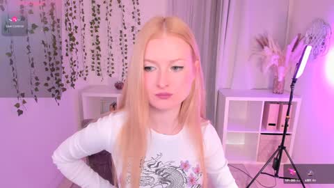 Snapshot of laly_peach chatting on 12.23.24 Laly online show from 12.23.24