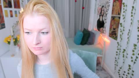 Snapshot of laly_peach chatting on 12.24.24 Laly online show from 12.24.24