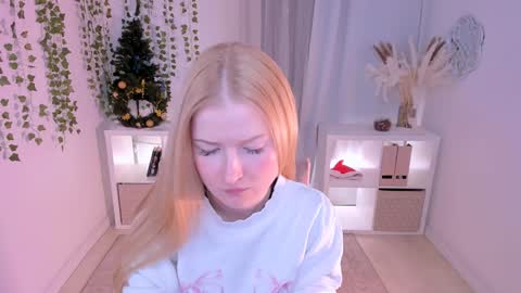 Snapshot of laly_peach chatting on 01.05.25 Laly online show from 01.05.25