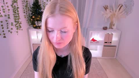 Snapshot of laly_peach chatting on 01.05.25 Laly online show from 01.05.25