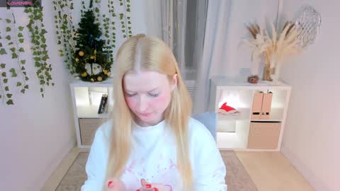 Snapshot of laly_peach chatting on 01.09.25 Laly online show from 01.09.25