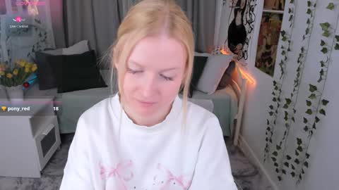 Snapshot of laly_peach chatting on 01.10.25 Laly online show from 01.10.25