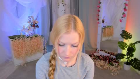 Snapshot of laly_peach chatting on 02.10.25 Laly online show from 02.10.25