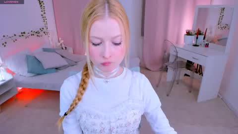 Snapshot of laly_peach chatting on 02.11.25 Laly online show from 02.11.25