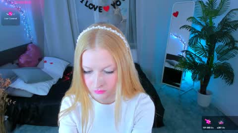 Snapshot of laly_peach chatting on 02.16.25 Laly online show from 02.16.25