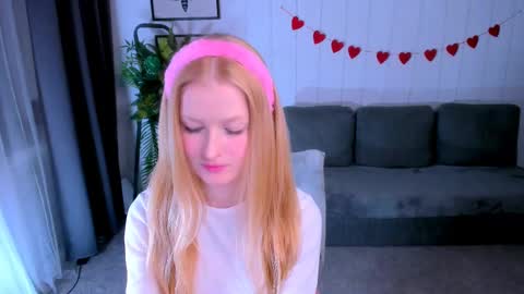Snapshot of laly_peach chatting on 02.19.25 Laly online show from 02.19.25