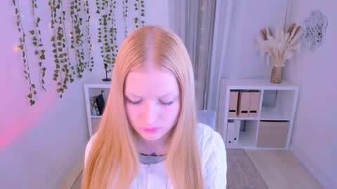 Snapshot of laly_peach chatting on 02.27.25 Laly online show from 02.27.25