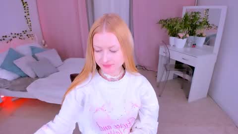 Snapshot of laly_peach chatting on 03.08.25 Laly online show from 03.08.25