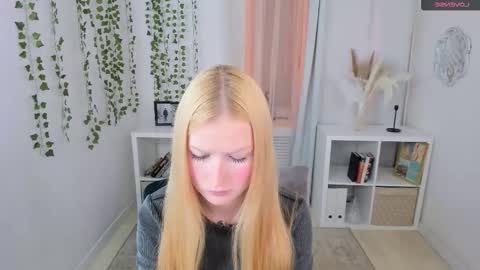 Snapshot of laly_peach chatting on 10.01.25 Laly online show from 10.01.25