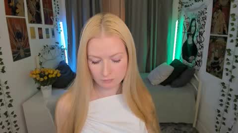 Snapshot of laly_peach chatting on 10.15.25 Laly online show from 10.15.25