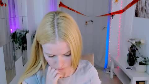 Snapshot of laly_peach chatting on 10.22.25 Laly online show from 10.22.25