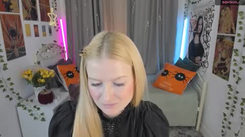 Snapshot of laly_peach chatting on 10.28.25 Laly online show from 10.28.25