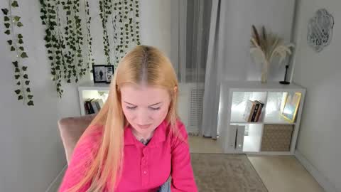 Snapshot of laly_peach chatting on 11.17.25 Laly online show from 11.17.25