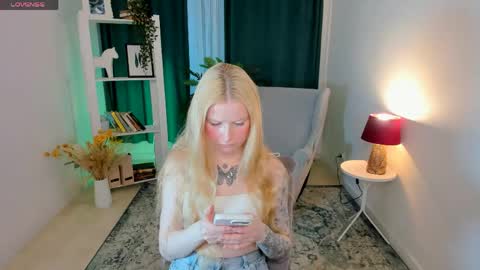 Snapshot of laly_peach chatting on 04.30.26 Laly online show from 04.30.26
