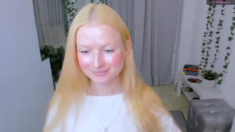 Snapshot of laly_peach chatting on 05.27.26 Laly online show from 05.27.26