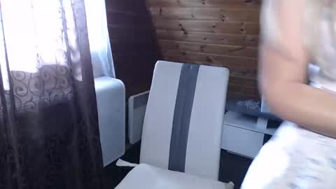 Snapshot of lamadrina006 chatting on 10.14.25 LaMadrina006 online show from 10.14.25