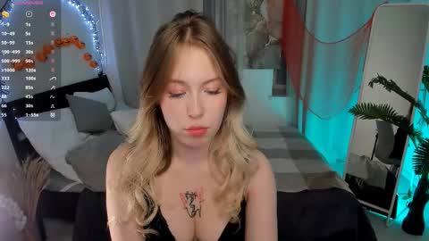 Snapshot of lanaroselle chatting on 10.27.25 Lana online show from 10.27.25