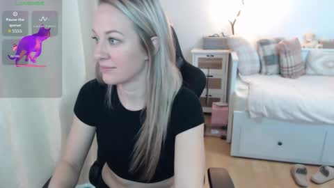 Snapshot of lara_c_rau chatting on 11.14.25 Lara online show from 11.14.25