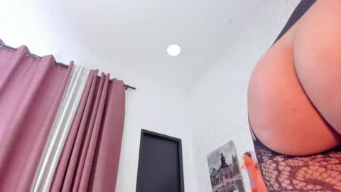 Snapshot of laramurphy chatting on 10.29.25 Lara Murphy online show from 10.29.25