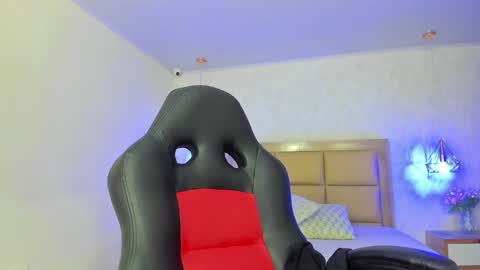 Snapshot of larsonmia chatting on 10.01.25 MIA online show from 10.01.25