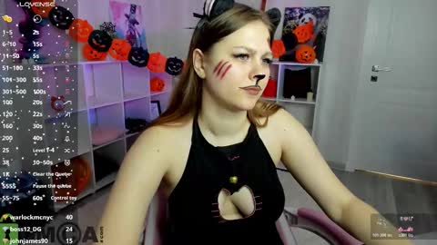 Snapshot of lasly_fox chatting on 10.31.25 Leslie GTM2 Mon Tue Sat 0300am-1000am Thu and Sun 0900am-1600pm. online show from 10.31.25