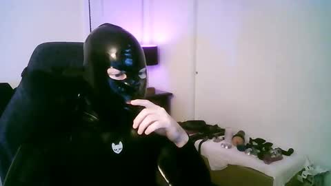 Snapshot of latexminheadroom chatting on 10.08.25 latexminheadroom online show from 10.08.25