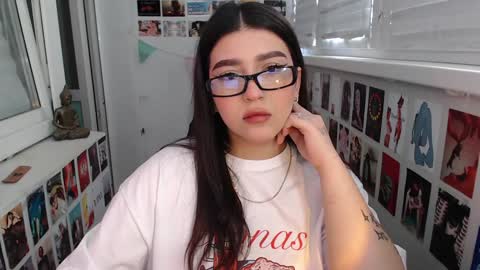 Snapshot of latina_mia chatting on 01.10.25 miiiiiiaaaa online show from 01.10.25