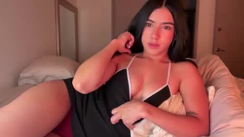 Snapshot of latinella chatting on 10.16.25 Hi - online show from 10.16.25