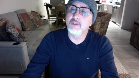 QS - INDEPENDENT MODEL online show from 12.04.24