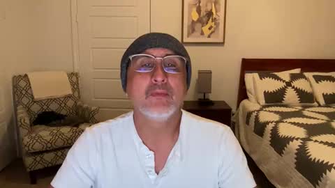 Snapshot of latinnous chatting on 10.20.25 QS - INDEPENDENT MODEL online show from 10.20.25