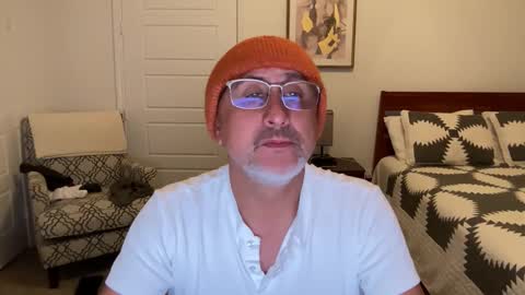 Snapshot of latinnous chatting on 10.22.25 QS - INDEPENDENT MODEL online show from 10.22.25