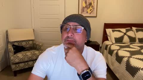 Snapshot of latinnous chatting on 10.24.25 QS - INDEPENDENT MODEL online show from 10.24.25