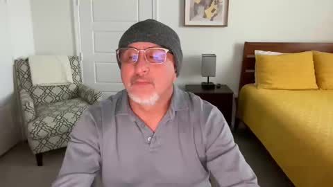 Snapshot of latinnous chatting on 10.30.25 QS - INDEPENDENT MODEL online show from 10.30.25