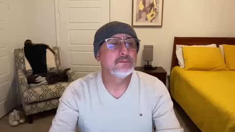 Snapshot of latinnous chatting on 11.04.25 QS - INDEPENDENT MODEL online show from 11.04.25